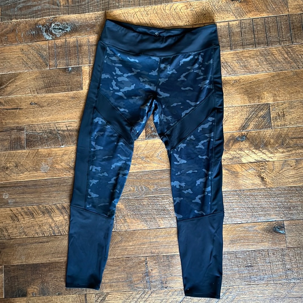 Threads 4 Thought grey/black Camo print leggings